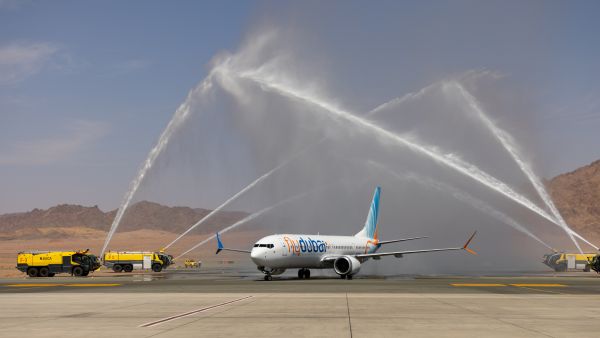 ووصلت الرحلة الافتتاحية بالأمس إلى مطار العلا الدولي (ULH) واستقبلت بتحية من رشاشات المياه التقليدية ، إيذانا ببدء رحلات الشركة التي ستكون بمعدل رحلتين اسبوعيا . فلاي دبي تدشن رحلاتها الى مدينة العلا السعودية