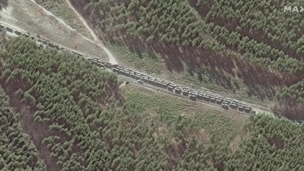 رتل عسكري روسي يتجه نحو العاصمة كييف