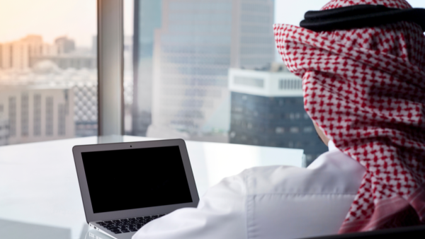 مقطع يوثق طريقة مبتكرة للتسول في السعودية