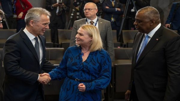 صحفي تشيكي يصف وزيرة دفاع بلاده بـ"المتخلفة"