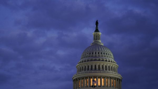 واشنطن.. شخص يحاول إضرام النار بنفسه قرب مبنى الكابيتول