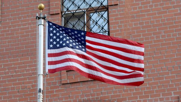 واشنطن تأمر الموظفين غير الأساسيين بقنصليتها بشنغهاي بمغادرة المدينة