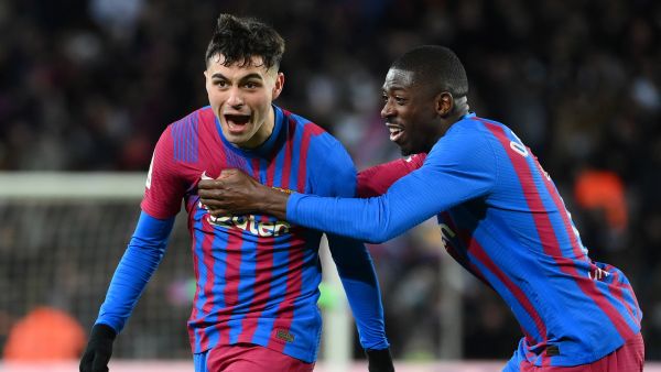بيدري (يسار) يتألق ويمنح برشلونة الفوز
