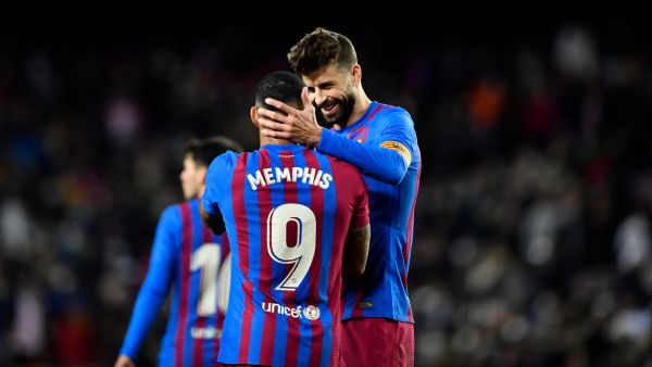 برشلونة يستعيد بيكيه وديباي قبل مواجهة فرانكفورت