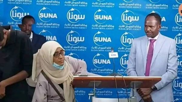 صحافية سودانية ترمي حذاءها في وجه سياسيين من تيار الميثاق الوطني 