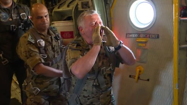  الآلام في العمود الفقري نتيجة للقفز المظلي