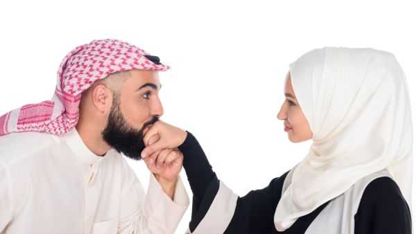 ما حكم تقبيل الزوج لزوجته في رمضان؟