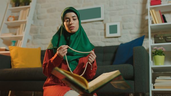 ما حكم قراءة القرآن من الموبايل أثناء فترة الحيض؟