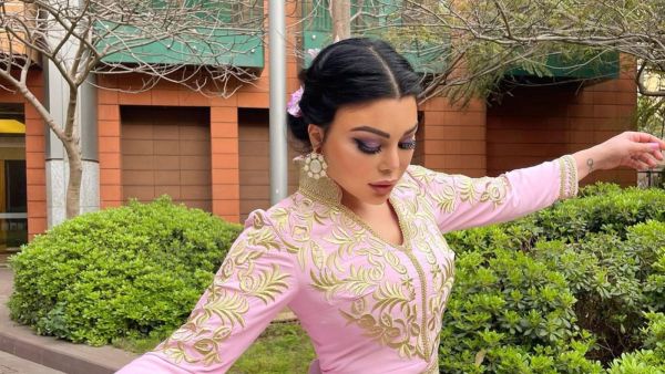هيفاء وهبي بقفطان باللون الزهري البارد والذهبي