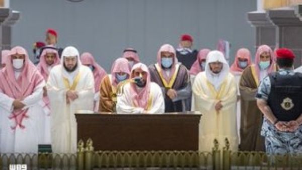 أجواء روحانية تحفّ المصلين في  المسجد الحرام في أول ليلة من ليالي الشهر الفضيل في صلاة التراويح