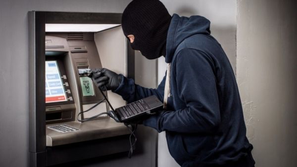 بالفيديو: عملية سرقة صراف آلي تنتهي في حفرة عميقة!