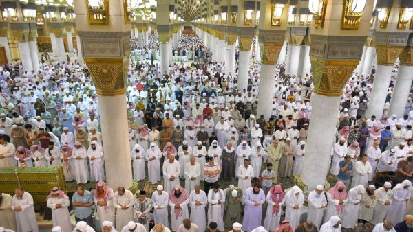 صلاة التراويح تعود بدون تباعد اجتماعي
