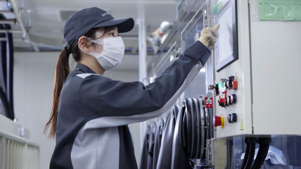 تسعى نيسان في إطار رؤية طموحات 2030 طويلة المدى، إلى طرح سيارة كهربائية مزودة ببطاريات صلبة كلياً مطوّرة من قبل نيسان بحلول السنة المالية 2028 نيسان تكشف عن منشأة لإنتاج النموذج الأولي من البطاريات الصلبة كلياً