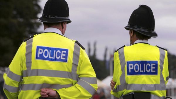 عنصران من الشرطة البريطانية 