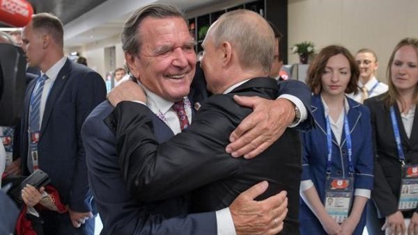 المستشار الألماني السابق، غيرهارد شرودر يعانق الرئيس الروسي بوتين