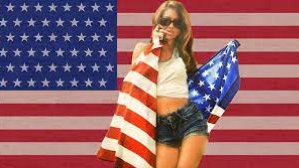 «نظرية الاستبدال» باختصار تقوم على أن هناك نخبة من الليبراليين تحاول تدمير الثقافة والأعراق البيضاء في الغرب