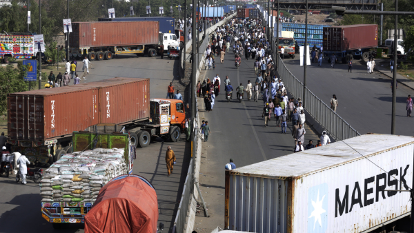 قطع الطرق لوقف زحف أنصار عمران خان نحو العاصمة الباكستانية