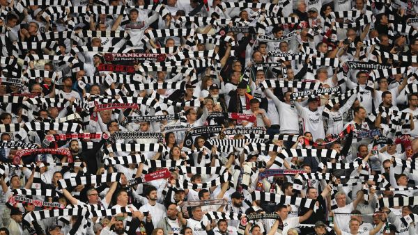 جماهير فرانكفورت تشهد تأهل فريقها لنهائي الدوري الأوروبي (المصدر: أ ف ب)