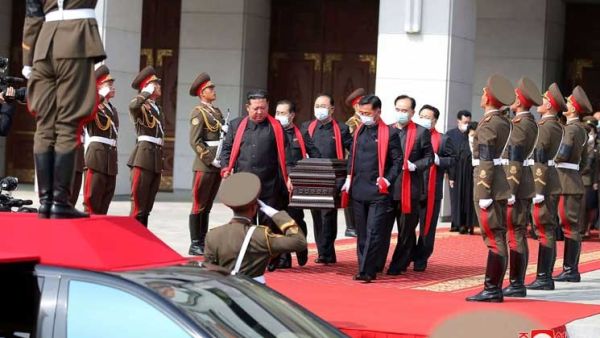 زعيم كوريا الشمالية يشارك بجنازة معلّمه ويحمل نعشه