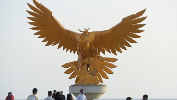 مجسم الصقر الذهبي: وجهة سياحية مميزة في موسم جدة 2022