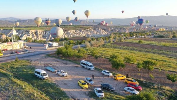 إقبال سياحي متزايد على جولات المناطيد في تركيا