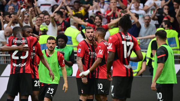 ميلان يريد تحقيق الفوز من أجل ضمان الفوز بلقب الدوري الإيطالي (المصدر: أ ف ب)