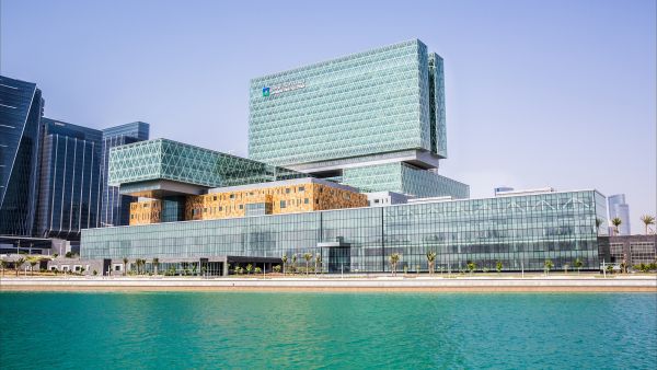 مستشفى كليفلاند كلينك أبوظبي ينجز عملية جراحية ناجحة هي الأولى من نوعها في دولة الإمارات العربية المتحدة 