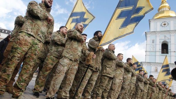 مقاتلون من كتيبة آزوف الأوكرانية