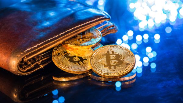 أسعار العملات الرقمية: البيتكوين يرتفع إلى 30 ألف دولار