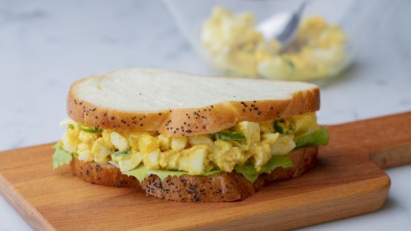 سندويتش سلطة البيض اللذيذ سندويتش سلطة البيض اللذيذ