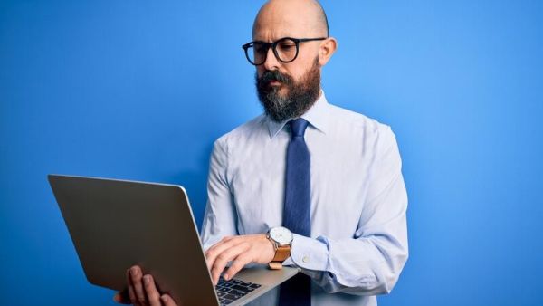 إياك واستخدام وصف "أصلع" في بيئة عملك
