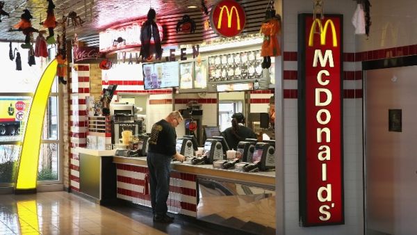 العائلات تلجأ لإستخدام مطاعم الوجبات السريعة كمطبخ وحمام وغرفة معيشة