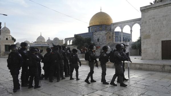 اقتحام ساحات المسجد الأقصى