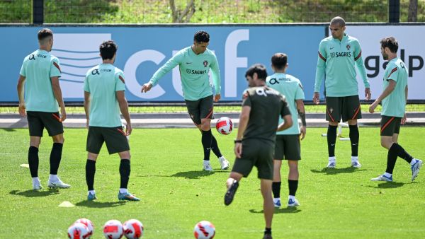 رونالدو (وسط) يستعرض مهاراته خلال تدريبات البرتغال (المصدر: أ ف ب)