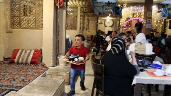 مطعم الأقزام بطهران.. قصة نجاح "العمالقة"