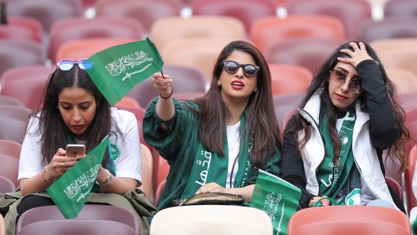 سعوديون غادرو البلاد في كورونا