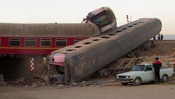 مقتل 10 أشخاص بخروج قطار عن سكته بإيران