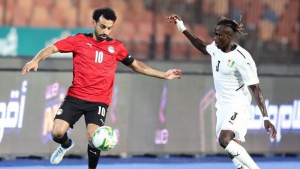 محمد صلاح (يسار) خلال المباراة (المصدر: كووورة)
