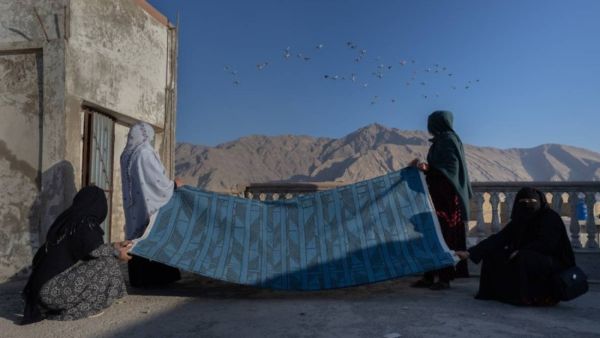 100 حرفية لاجئة ونازحة يقدمن مجموعة "السجادة"