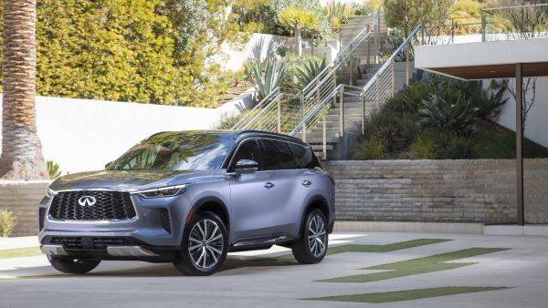 تشتمل QX60 على العديد من مواصفات الأمان الفاعلة، مثل الفرملة التلقائية الخلفية، والتحذير من الاصطدام الأمامي العربية للسيارات تعلن عن وصول إنفينيتي QX60 الجديدة كلياً إلى معارضها