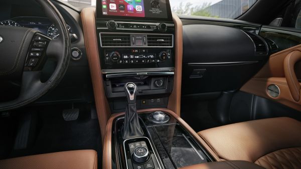 يوجد داخل QX80 2022 شاشة لأغراض المعلومات والترفيه من مقاس 12.3 بوصة، وتتيح للسائقين الوصول السهل إلى الميزات الكاملة، والتكامل مع تطبيق "أبل كار بلاي" Apple CarPlay العربية للسيارات تستقبل طراز 2022 من إنفينيتي QX80