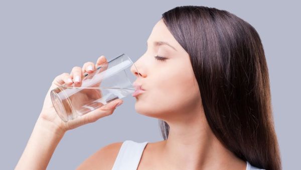 جميلة البوابة: هل شرب الماء يرطب بشرتنا حقاً؟