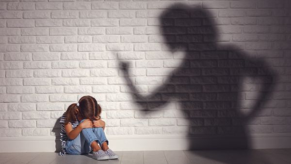 طبيب البوابة: 5 مؤشرات على سوء معاملة الأطفال 