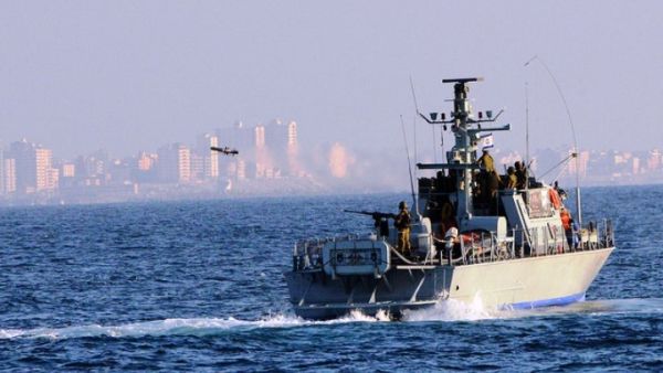 زورق حربي اسرائيلي قبالة سواحل غزة