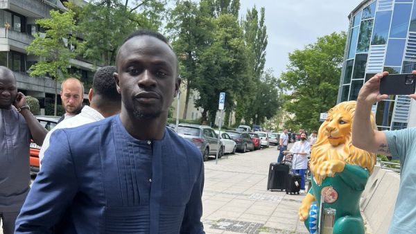 Mane arrives in Munich for medical checks (Photo: @kessler_philipp)