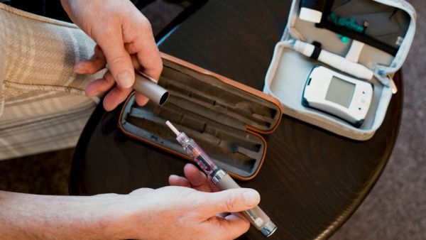 12 طريقة للالتزام بتناول الأنسولين أثناء السفر