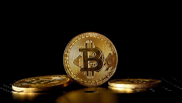 أسعار العملات الرقمية: البيتكوين يرتفع إلى 30 ألف دولار