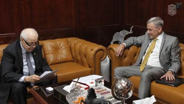 الدكتور طلال أبوغزاله والسفير البرازيلي لدى الأردن يبحثان العلاقات الثنائية