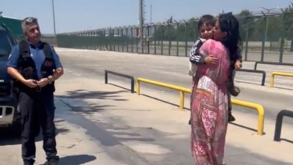لحظة لقاء المذيعة الأردنية أحلام العجارمه بطفلها المخطوف