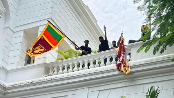 موظفو الهجرة يهينون الرئيس